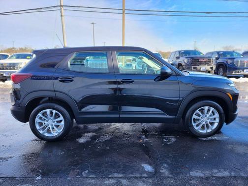 Mosaic Black Metallic 2025 Chevrolet Trailblazer LS
