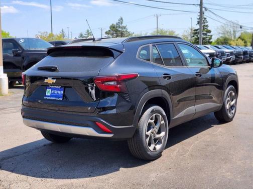 Mosaic Black Metallic 2026 Chevrolet Trax LT