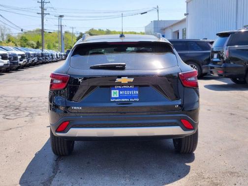 Mosaic Black Metallic 2026 Chevrolet Trax LT