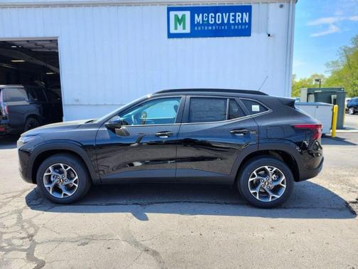 Mosaic Black Metallic 2026 Chevrolet Trax LT