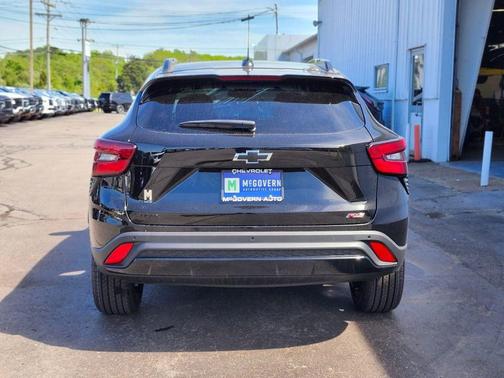 Mosaic Black Metallic 2026 Chevrolet Trax FWD 2RS