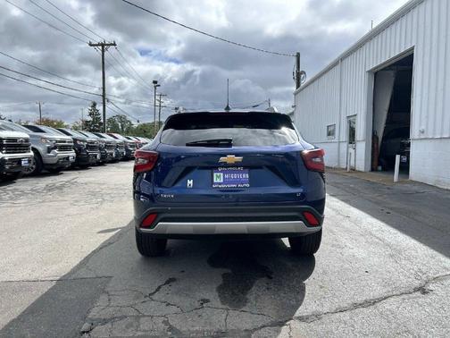 Blue Glow Metallic 2024 Chevrolet Trax LT