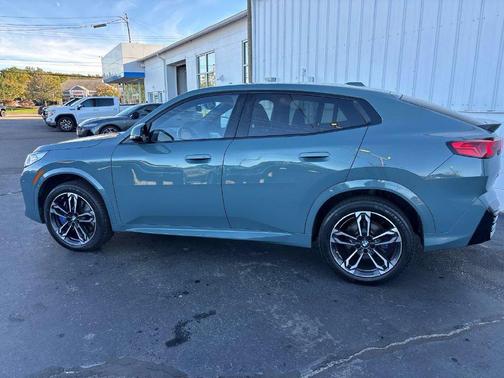 Cape York Green Metallic 2024 BMW X2 xDrive28i
