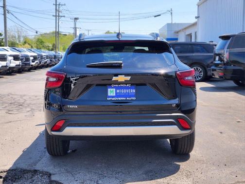 Mosaic Black Metallic 2026 Chevrolet Trax LT