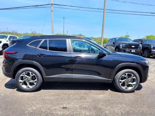 Mosaic Black Metallic 2026 Chevrolet Trax LT
