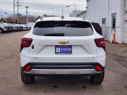 Summit White 2025 Chevrolet Trax LT