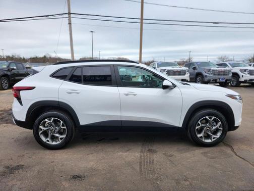 Summit White 2025 Chevrolet Trax LT