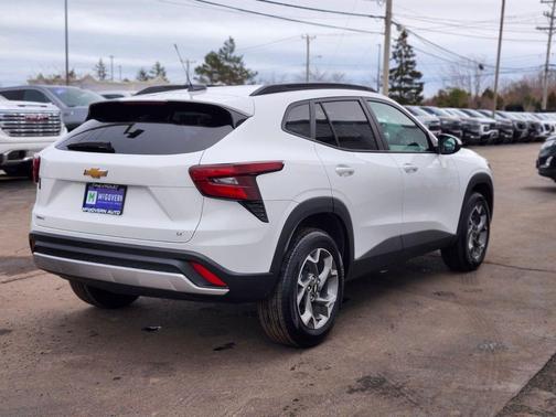 Summit White 2025 Chevrolet Trax LT