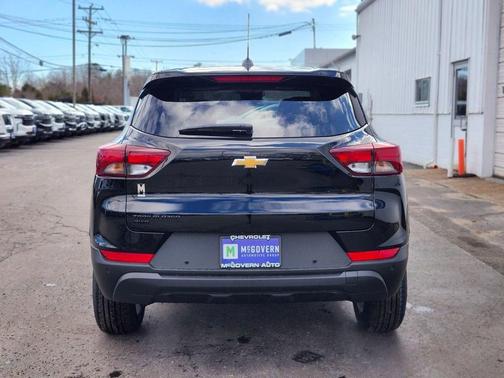 Mosaic Black Metallic 2026 Chevrolet Trailblazer LS