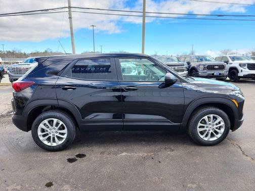 Mosaic Black Metallic 2026 Chevrolet Trailblazer LS