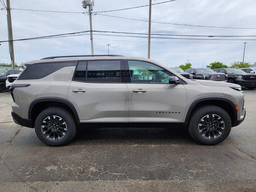Sandstone Gray 2026 Chevrolet Traverse AWD Z71