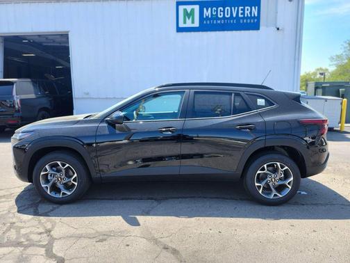 Mosaic Black Metallic 2026 Chevrolet Trax LT