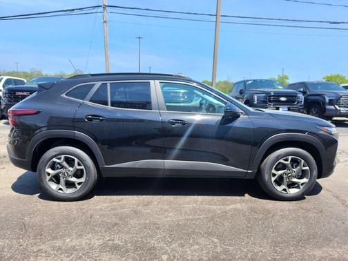 Mosaic Black Metallic 2026 Chevrolet Trax LT