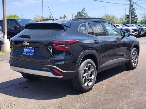 Mosaic Black Metallic 2026 Chevrolet Trax LT