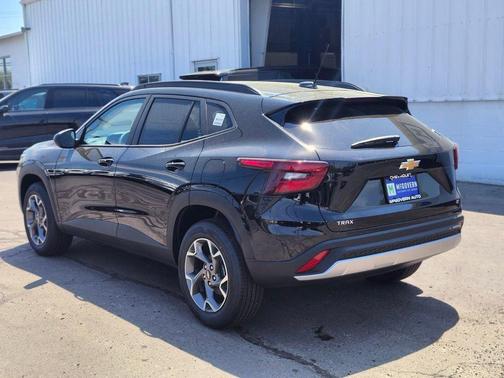 Mosaic Black Metallic 2026 Chevrolet Trax LT