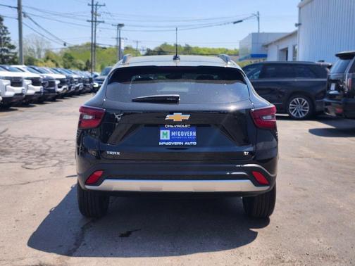 Mosaic Black Metallic 2026 Chevrolet Trax LT