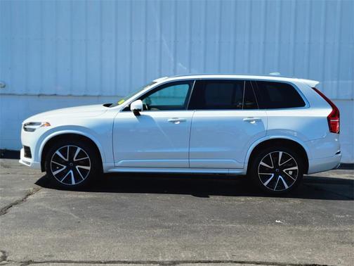 2021 Volvo XC90 T6 Momentum