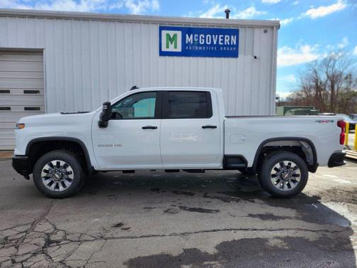 Summit White 2026 Chevrolet Silverado 2500 Custom