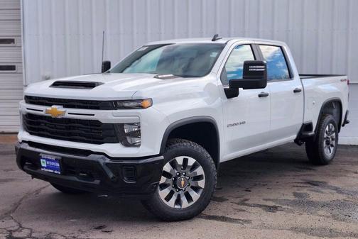 Summit White 2026 Chevrolet Silverado 2500 Custom