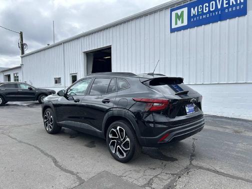 Mosaic Black Metallic 2024 Chevrolet Trax FWD 2RS