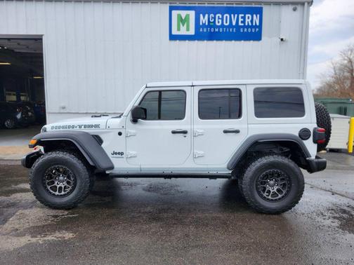 Bright White Clearcoat 2022 Jeep Wrangler Unlimited High Tide 4x4