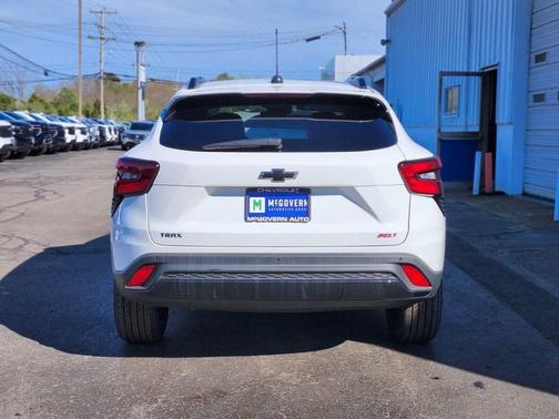 Summit White 2026 Chevrolet Trax FWD 2RS