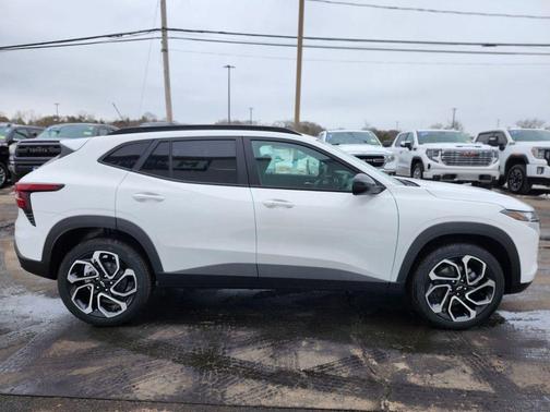 Summit White 2026 Chevrolet Trax FWD 2RS