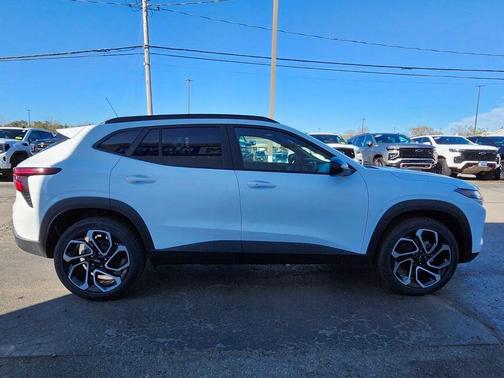 Summit White 2026 Chevrolet Trax FWD 2RS