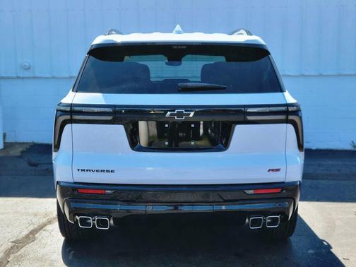 Polar White Tricoat 2026 Chevrolet Traverse RS