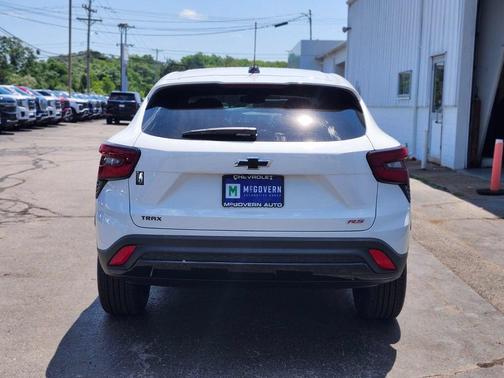 Summit White 2026 Chevrolet Trax FWD 1RS
