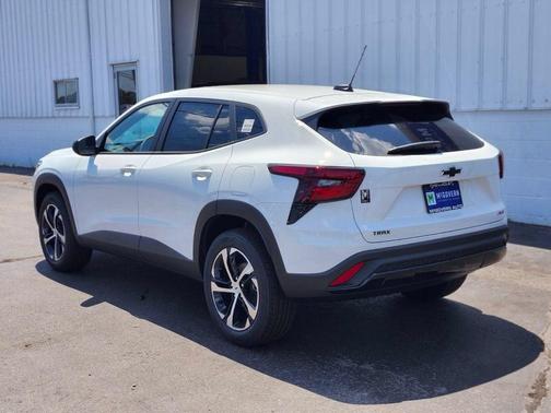 Summit White 2026 Chevrolet Trax FWD 1RS