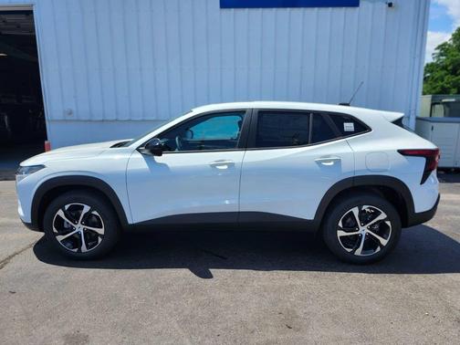 Summit White 2026 Chevrolet Trax FWD 1RS