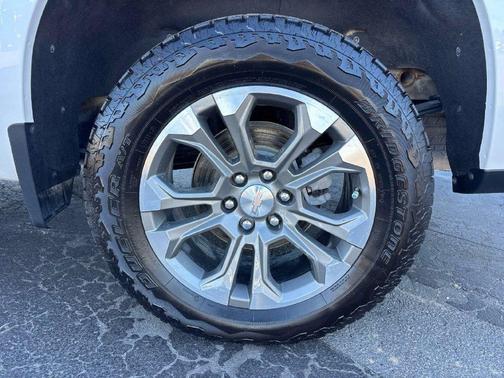 Iridescent Pearl Tricoat 2024 Chevrolet Silverado 1500 High Country