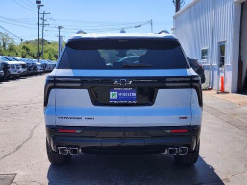 Polar White Tricoat 2026 Chevrolet Traverse RS
