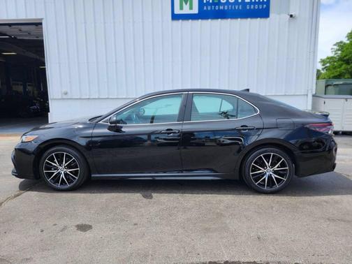 Midnight Black Metallic 2024 Toyota Camry SE