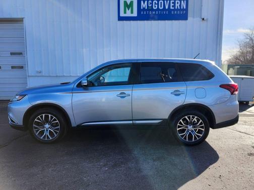 Cool Silver Metallic 2016 Mitsubishi Outlander SE