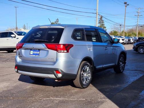 Cool Silver Metallic 2016 Mitsubishi Outlander SE