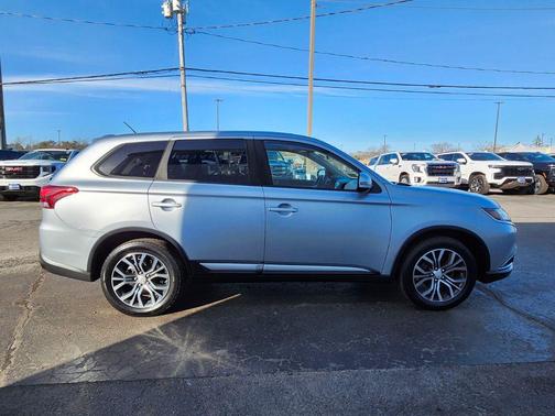 Cool Silver Metallic 2016 Mitsubishi Outlander