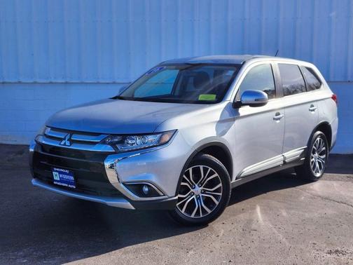Cool Silver Metallic 2016 Mitsubishi Outlander SE