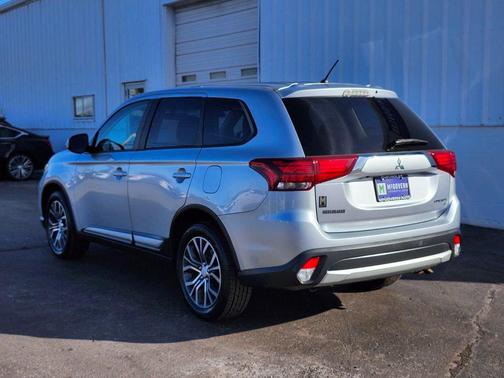 Cool Silver Metallic 2016 Mitsubishi Outlander SE
