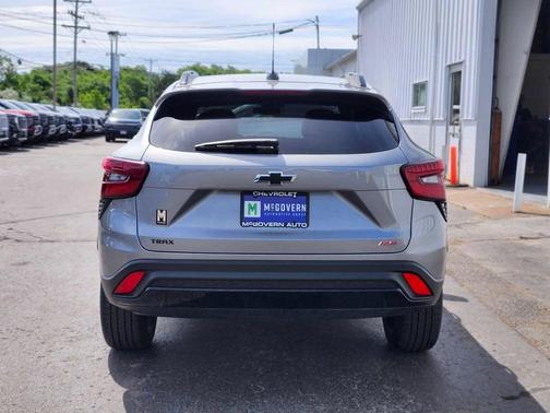 Sterling Gray Metallic 2024 Chevrolet Trax FWD 2RS