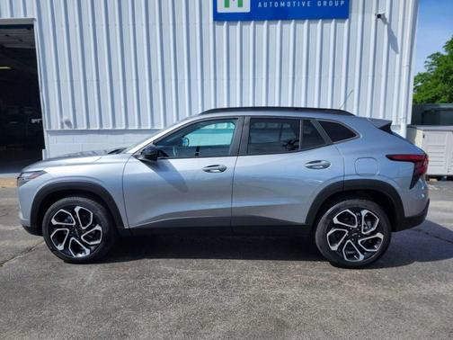 Sterling Gray Metallic 2024 Chevrolet Trax FWD 2RS
