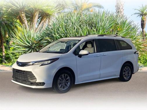 2023 Toyota Sienna LE