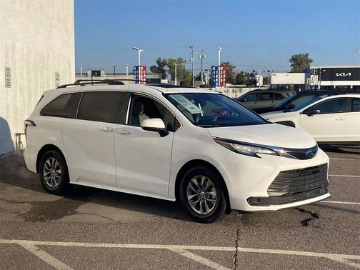 2023 Toyota Sienna LE