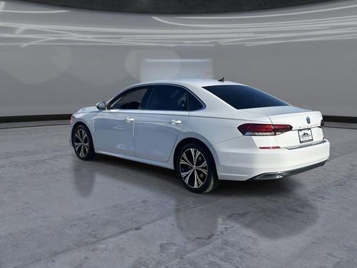 Pure White 2022 Volkswagen Passat 2.0T SE