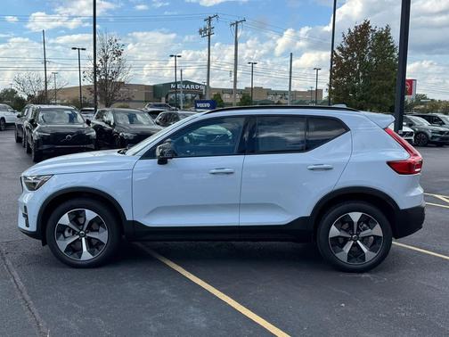 2026 Volvo XC40 B5 Plus