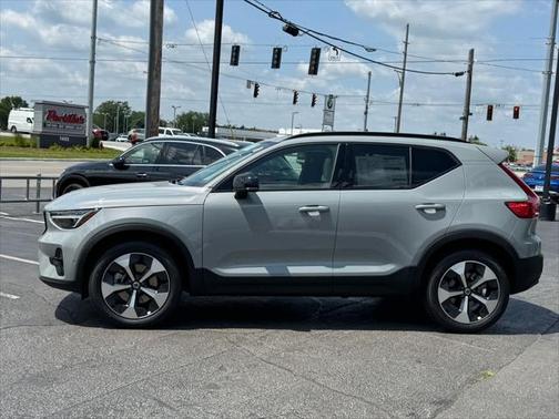 2025 Volvo XC40 B5 Plus Dark Theme