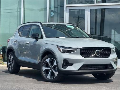 2025 Volvo XC40 B5 Plus Dark Theme