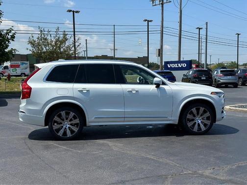 2025 Volvo XC90 Plug-In Hybrid Ultra Bright Theme