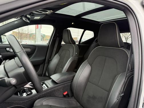 2021 Volvo XC40 T4 R-Design